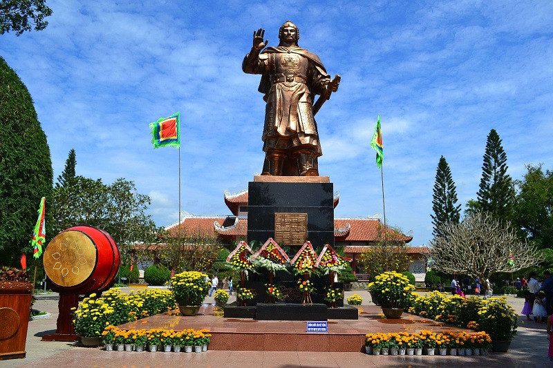 Tượng đài anh hùng Quang Trung tại bảo tàng Quang Trung