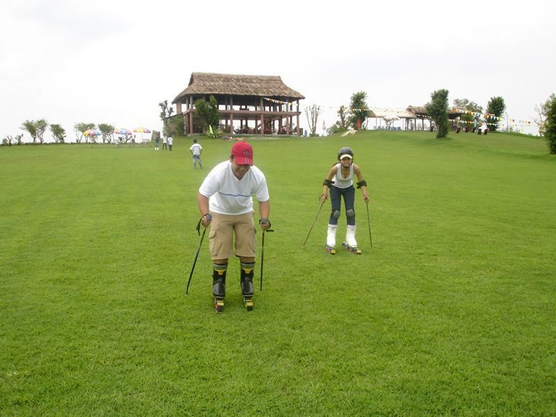 Trượt cỏ tại khu du lịch Vườn Xoài