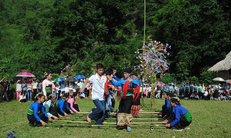 Du khách tham gia nhảy sạp tại lễ hội truyền thống của các dân tộc vùng cao