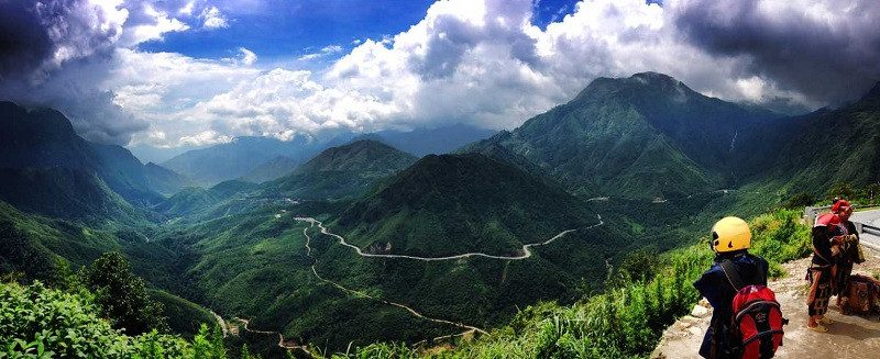 Quang cảnh trên đỉnh núi Phan - Si - Păng nhìn xuống dưới