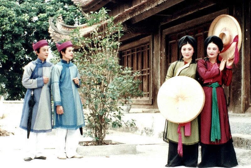 Các liền anh, liền chị trong trang phục truyền thống hát dân ca quan họ Bắc Ninh