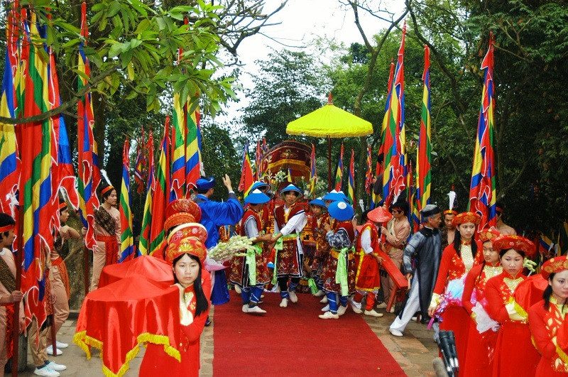 Dâng hương tại lễ hội đền Hùng